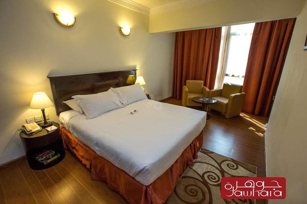 דובאי Al Jawhara Metro Hotel מראה חיצוני תמונה
